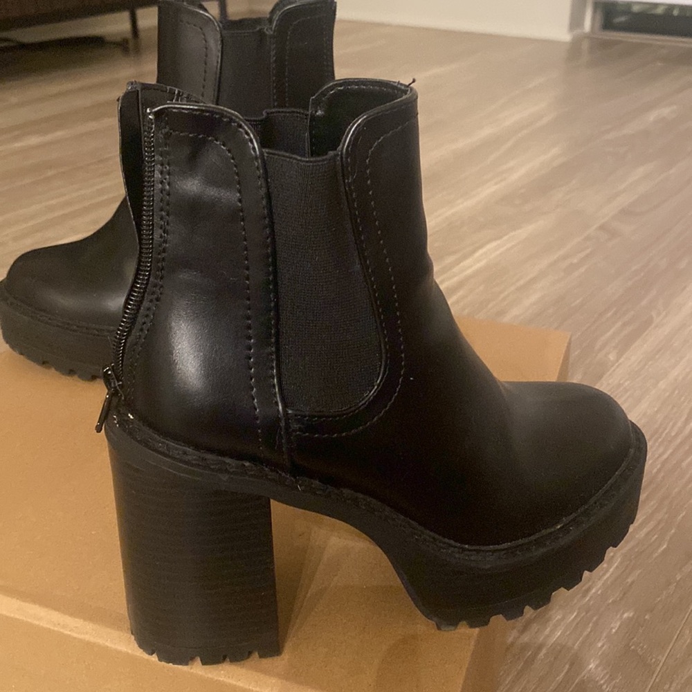 Size 6 lBlack Ankle Boots - Like New
